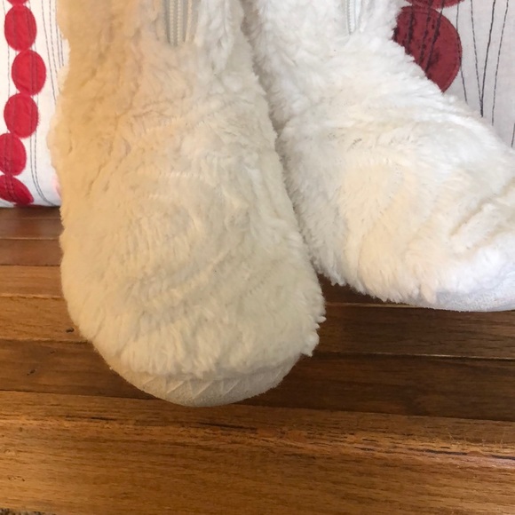 NEW Jaclyn Smith furry zip up slippers ivory size - Picture 3 of 7